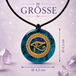 SONNENAUGE Größenbild: runder Anhänger mit goldenem Horusauge in blau-türkisem und violett marmoriertem Epoxidharz am schwarzen Baumwollband, handgefertigter spiritueller Schmuck mit Maßangabe ca. 4,3 cm.