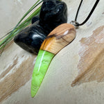 Handgefertigter Unikat-Kettenanhänger aus Eibenholz und Epoxidharz (transparent grün-weiß), hochglanzpoliert, Lederkette mit Edelstahlöse – Schwarzlicht fluoreszierend.