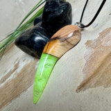 Handgefertigter Unikat-Kettenanhänger aus Eibenholz und Epoxidharz (transparent grün-weiß), hochglanzpoliert, Lederkette mit Edelstahlöse – Schwarzlicht fluoreszierend.