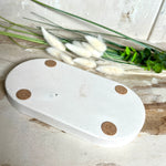Handgefertigtes Schmucktablett aus Jesmonite mit echten Zapfen, die in einer glänzenden Resin-Schicht eingebettet sind. Die ovale Form und die natürliche Farbgebung machen es zu einem stilvollen Wohnaccessoire. Mit rutschfesten Korkpunkten auf der Unterseite ideal als Ablage für Schmuck, Schlüssel oder Dekoartikel. Jeder Artikel ist ein Unikat aus Handarbeit – Lieferung ohne Dekoration.