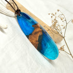 Atoll Anhänger auf Treibholz – Maserholz und Ozean-Epoxidharz Blau-Türkis, maritimes Handmade-Unikat