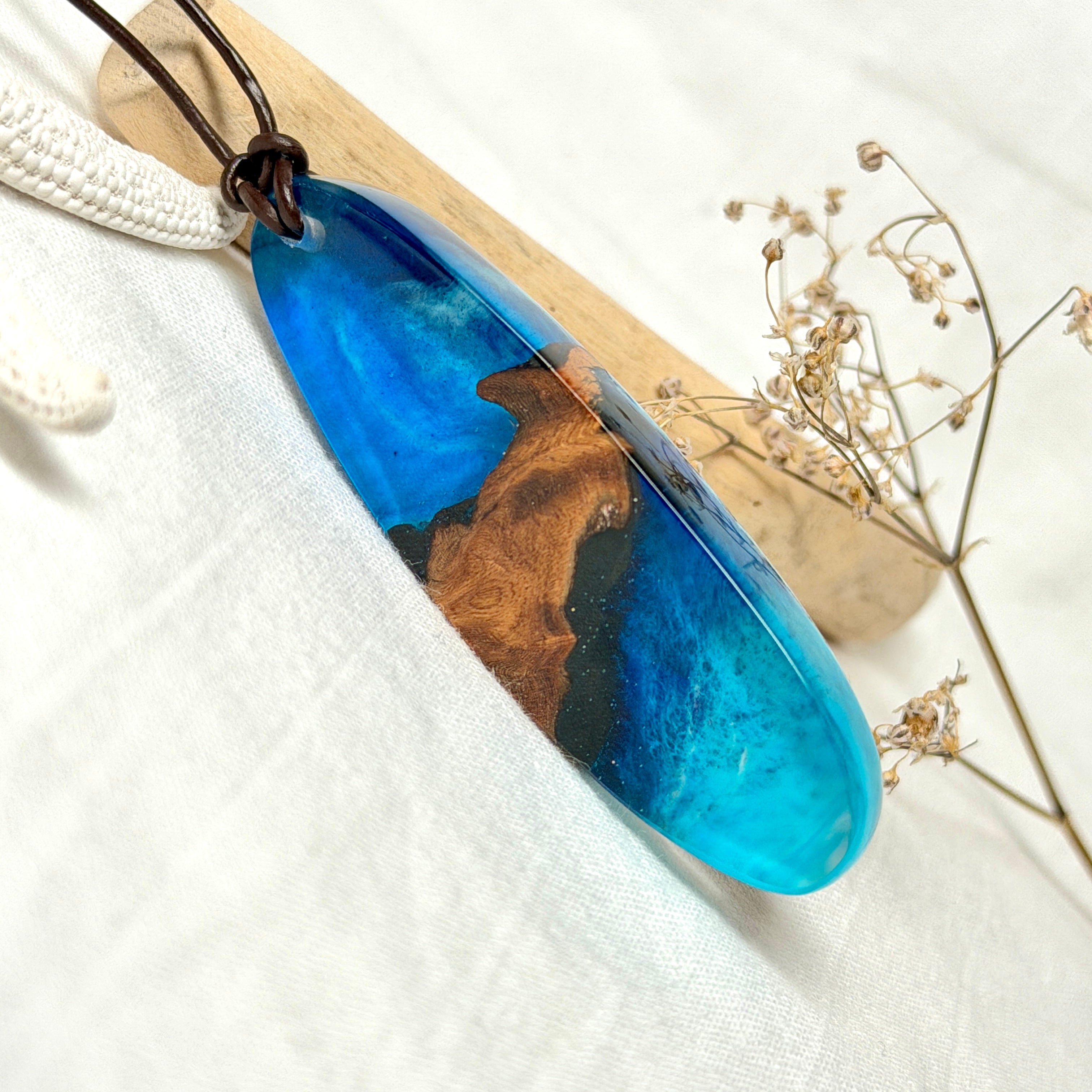 Atoll Anhänger auf Treibholz – Maserholz und Ozean-Epoxidharz Blau-Türkis, maritimes Handmade-Unikat