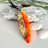 Surfer Halskette Harz & Olivenholz, Neon Orange-Weiß, Lederband, Surfbrett, Fluoreszierend bei Schwarzlicht, Geschenk , Meer-Surfer Schmuck