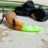 Handgefertigter Unikat-Kettenanhänger aus Eibenholz und Epoxidharz (transparent grün-weiß), hochglanzpoliert, Lederkette mit Edelstahlöse – Schwarzlicht fluoreszierend.
