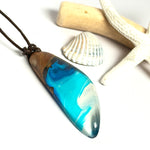 Handgefertigter Maserholz-Epoxidharz Anhänger Azur – lebendige Blau- und Türkistöne mit warmem Holz, Naturschmuck für Meerliebhaber