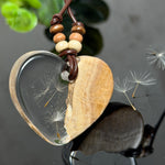 Herzförmige Resin Halskette mit Goldfield-Maserholz mit schwebenden echten Pusteblumen-Samen im glasklaren Harz, braunes Lederband mit Holzperlen, handgefertigter Naturschmuck.