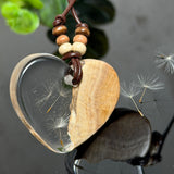 Herzförmige Resin Halskette mit Goldfield-Maserholz mit schwebenden echten Pusteblumen-Samen im glasklaren Harz, braunes Lederband mit Holzperlen, handgefertigter Naturschmuck.