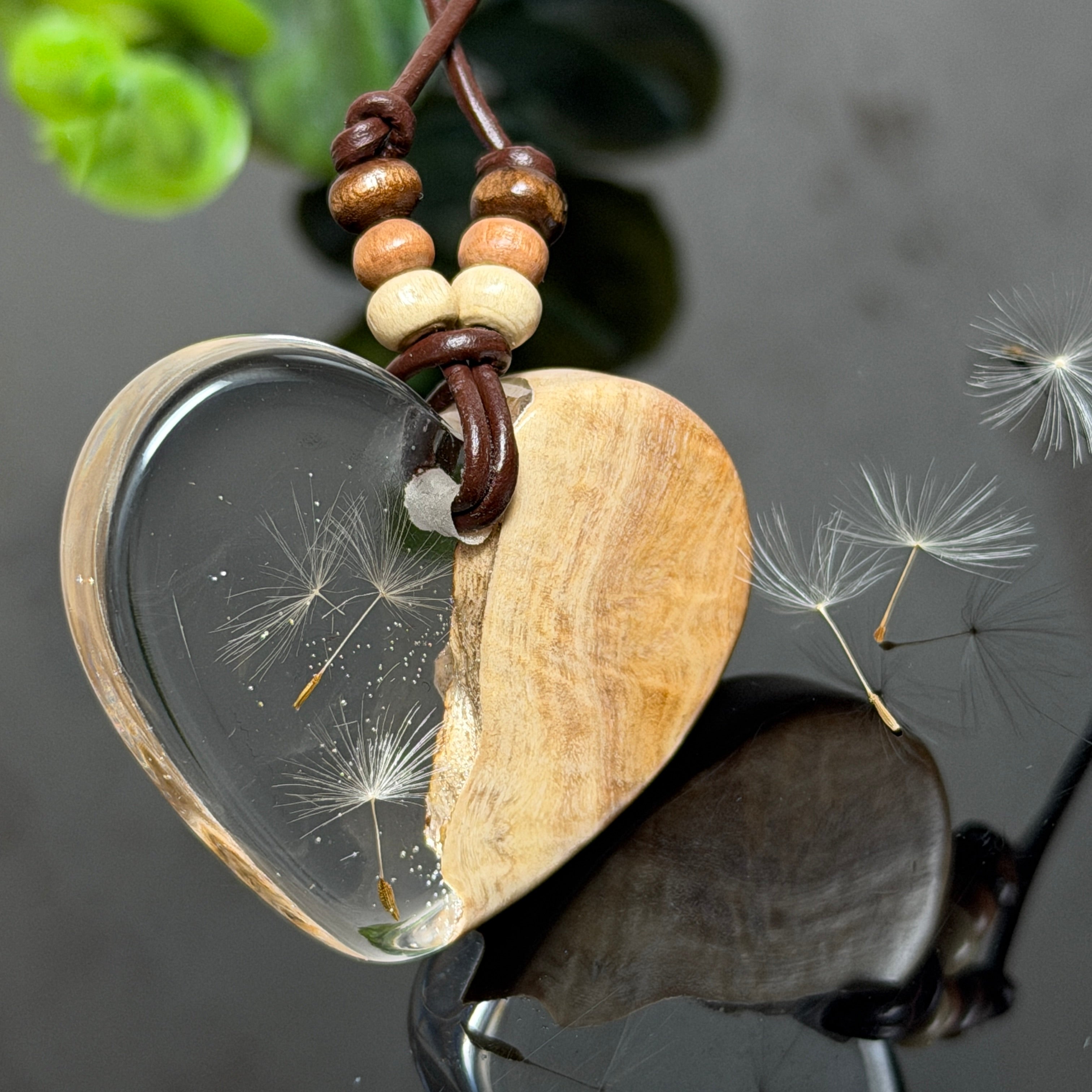 Herzförmige Resin Halskette mit Goldfield-Maserholz mit schwebenden echten Pusteblumen-Samen im glasklaren Harz, braunes Lederband mit Holzperlen, handgefertigter Naturschmuck.