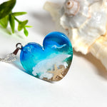 
Ein herzförmiger Anhänger mit einer ganzen Ozeanwelt darin: Welle, Sand und Seestern in leuchtendem Blau und Türkis – handgegossen, einzigartig, unvergesslich. Mit versilberter Kette (46 cm) und Edelstahl-Karabiner.