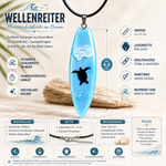 Detailübersicht des Surfbrett Anhängers „WELLENREITER“ aus hellblauem Epoxidharz mit schwarzer Meeresschildkröte und weißen Wellenmotiven. Gezeigt werden Materialien, Größe von ca. 6,5 cm, Lederkette, Pflegehinweise und handgefertigte Verarbeitung als Unikat.