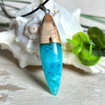 Anhänger aus Eibenholz und Epoxidharz in Blau-Türkis, Weiß und Transparent. Größe ca. 5,8 × 2 cm, Edelstahlöse, Lederkette 45+5 cm. Handgefertigtes Unikat inspiriert vom Ozean.