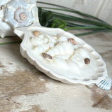 Handgefertigte Kerze „Küstenzauber“ in einer Jesmonite-Schale (ca. 11 cm). Gefüllt mit nachhaltigem Sojawachs und dekoriert mit echten Muscheln sowie handgegossenen Wachsmuscheln. Maritime Kerze – edel, dekorativ und perfekt als Geschenk oder als natürliche Meeres-Deko.