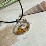 “Runder Wellenanhänger aus Edelstahl mit Bernstein-Harz-Inlay, Jaspisperle & facettiertem Bergkristall an schwarzer Lederkette (45 cm + 5 cm).”