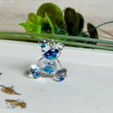 Bärchen-Anhänger aus Harz – Blaue Holoflakes (Edelstahlöse)