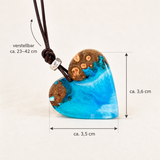 Größenbild der handgefertigten OZEANHERZ Halskette aus Maserholz und blau-weißem Epoxidharz mit verstellbarem Lederband, silberfarbener Spacer-Perle und Herz Anhänger ca. 3,6 x 3,5 cm im maritimen Boho Stil.