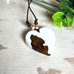 Herzanhänger „Pure Heart“ aus Maserholz und weißem Epoxidharz. Handgefertigtes Unikat mit kontrastreichem Design – die natürliche Maserung des Holzes trifft auf die klare Reinheit von Weiß. Größe ca. 3,5 × 3,5 cm. Verstellbares Lederband (23–41 cm) mit Holzperlen. Ein edles Schmuckstück, inspiriert von Natur und Liebe.