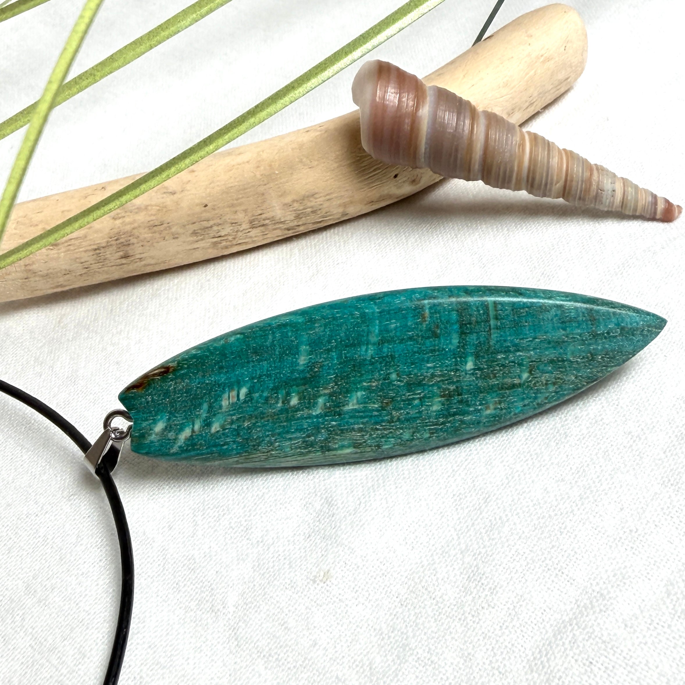 Surfboard Anhänger aus stabilisiertem Holz und Harz in Türkis und Ozeanblau an schwarzer Lederkette, maritimer Holz Harz Naturschmuck unisex
