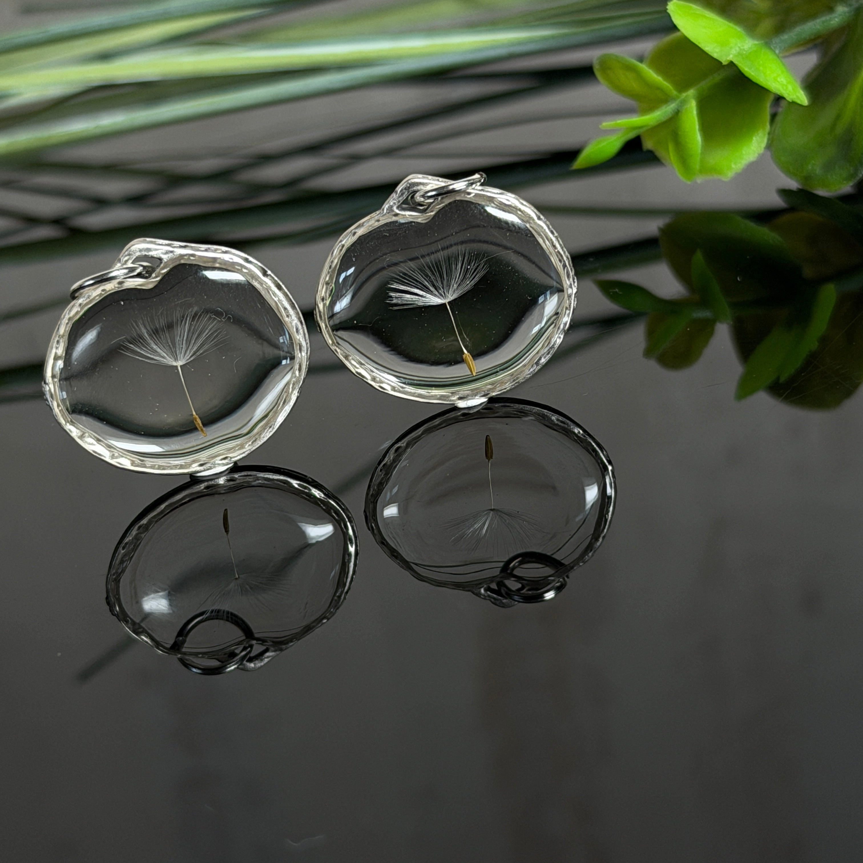 Handgemachtes 2er Set Pusteblumen-Anhänger mit echtem Samen in klarem Resin, silberfarbene Fassung, liebevoll verpackt im Schmucksäckchen mit Geschenk-Extra Schmuckschachtel von ZeitlosSchmuckDesign