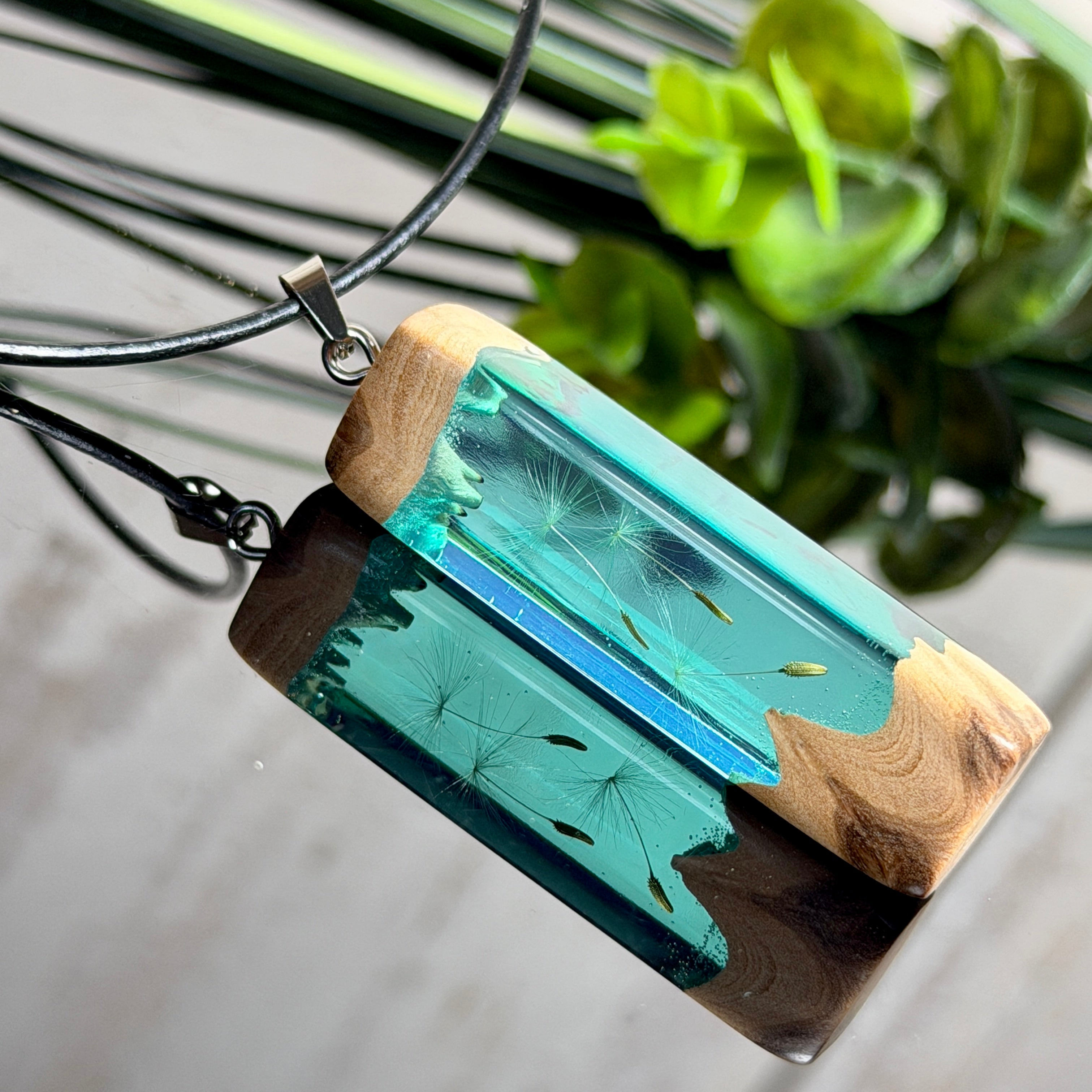 Pusteblumen Halskette aus Maserholz und türkisem Epoxidharz,  echte Löwenzahnsamen schweben im Harz sichtbar,  schwarze Lederkette, handgefertigter Naturschmuck Unisex
