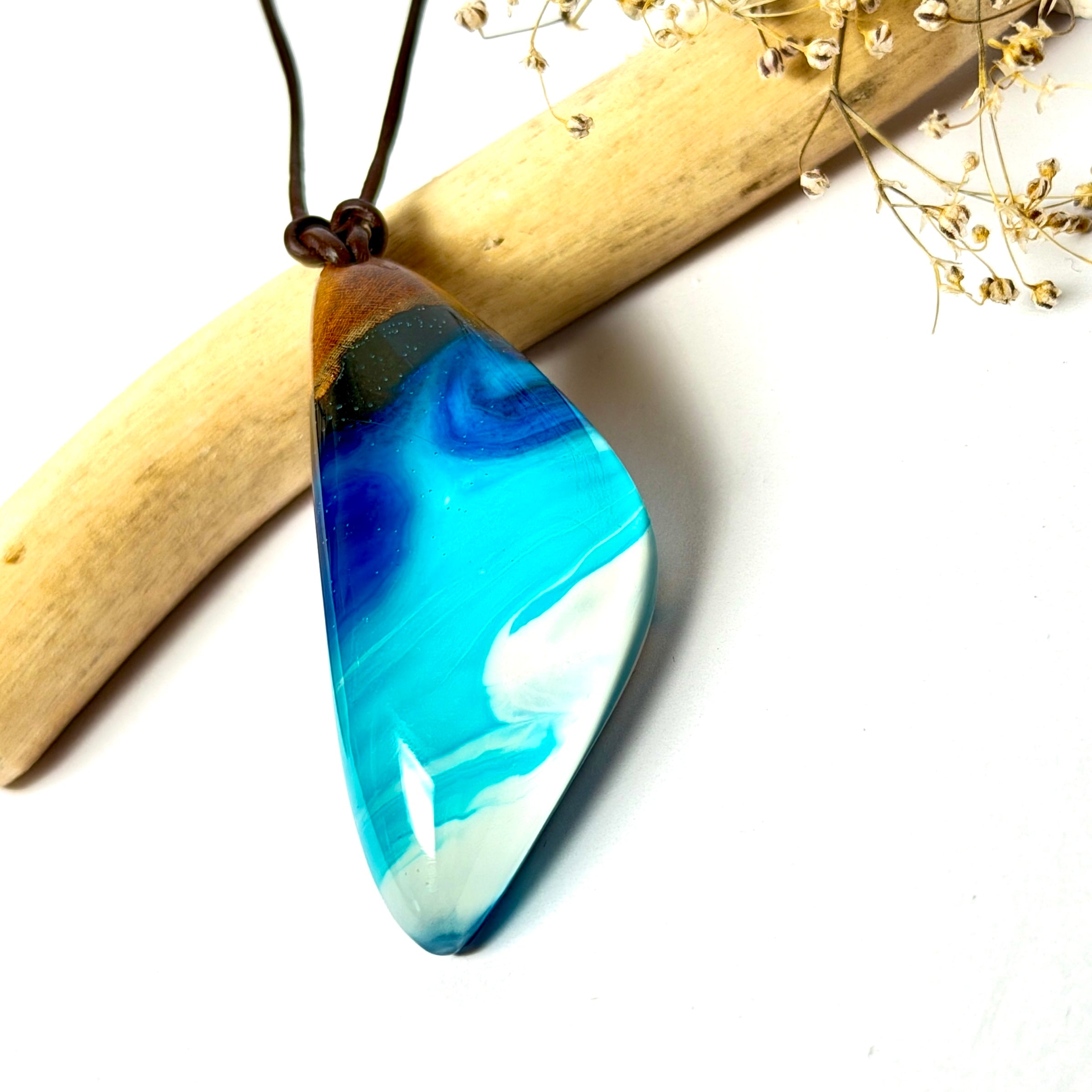 Azur Holz-Harz Anhänger – Maserholz-Küstenlinie mit blau-türkisem Epoxidharz und weißem Wellenschaum, handgefertigtes maritimes Unikat von ZeitlosSchmuckDesign