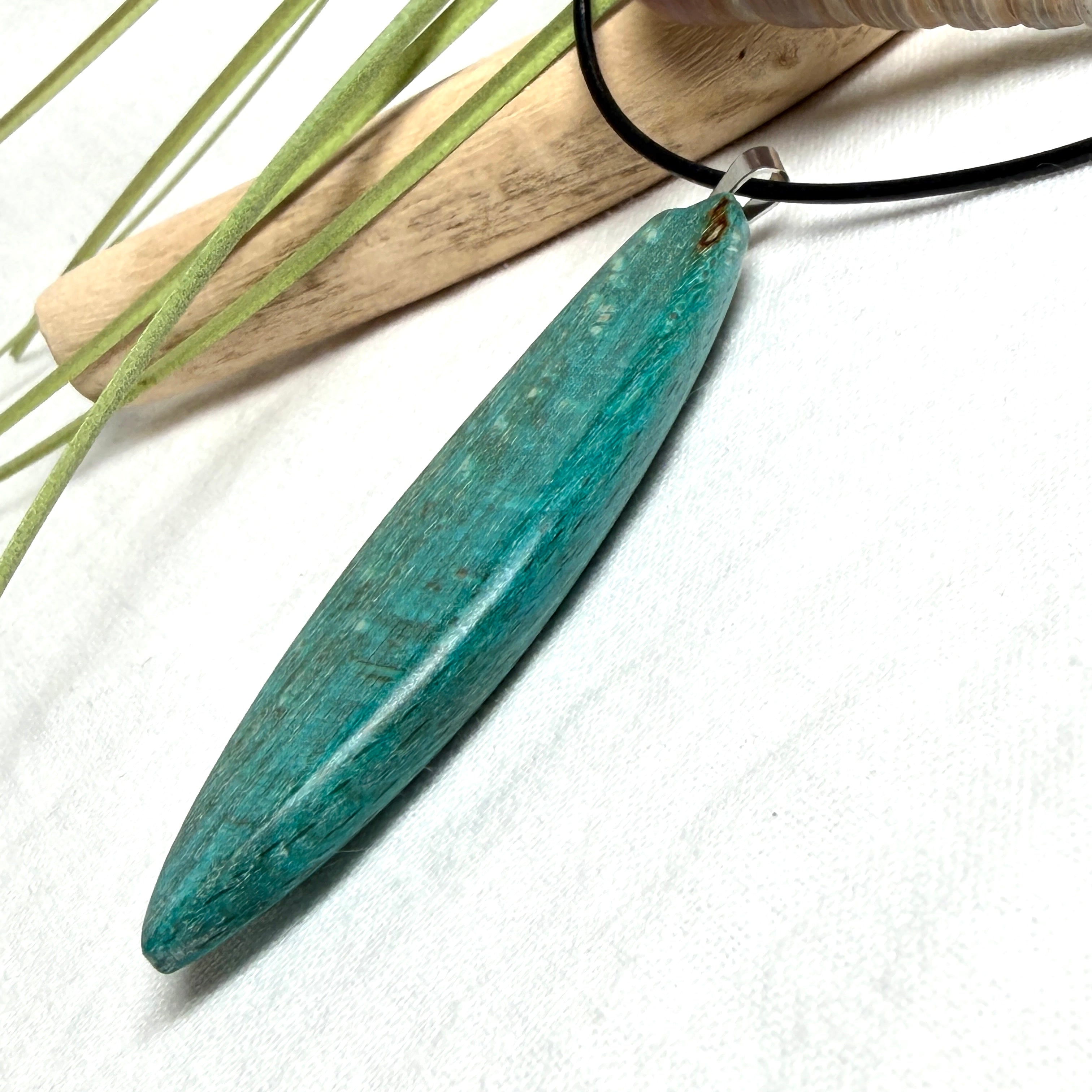 Surfboard Anhänger aus stabilisiertem Holz und Harz in Türkis und Ozeanblau an schwarzer Lederkette, maritimer Holz Harz Naturschmuck unisex
