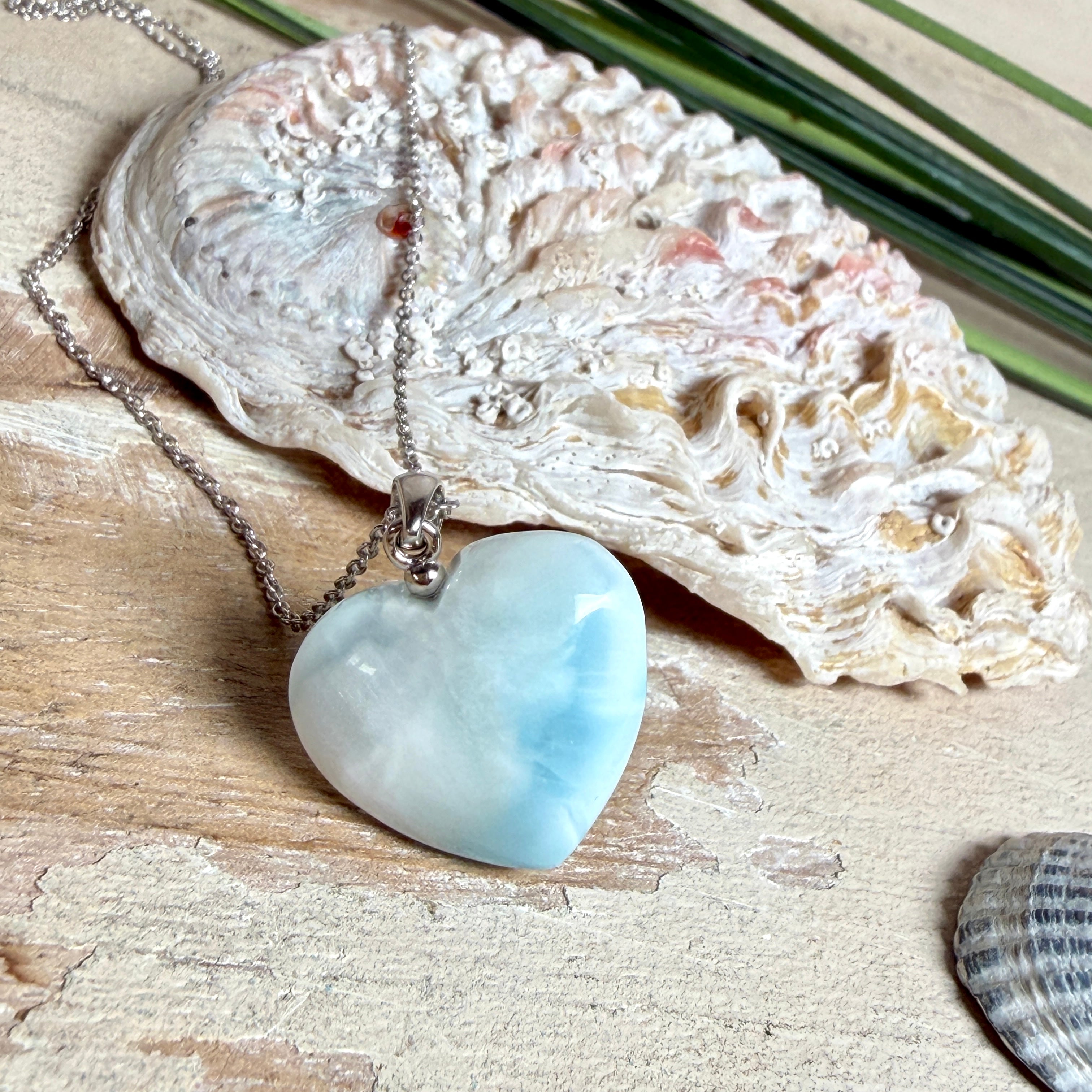 Larimar-Herzanhänger in zarten Blau- und Weißtönen, beidseitig poliert, an einer feinen platinrhodinierten 925 Silber Ankerkette mit 1 mm Stärke und 45 cm Länge. Das seltene Larimar-Herz aus der Dominikanischen Republik erinnert optisch an Meer und Himmel .