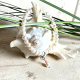 Handgefertigtes Armband „Ocean Bloom“ mit echten, schimmernden Süßwasserperlen (Ø ca. 6–7 mm) auf elastischem Band. Jede Perle ist ein Unikat mit natürlicher Form und sanftem Glanz. Highlight: Charmanhänger mit einer Süßwasserperle und einer facettierten Andenopal-Perle, befestigt an einem robusten Edelstahl-Karabiner. Ein Schmuckstück voller Eleganz, Symbolkraft und maritimer Schönheit.