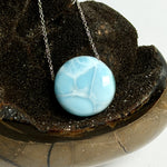 Echte Larimar Kette mit 20 mm rundem Cabochon – Himmelsblau mit weißem Wolkenmuster · 925 Silber Ankerkette platin rhodiniert 45 cm · Ocean Naturschmuck Unikat