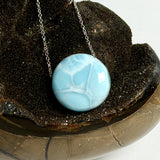 Echte Larimar Kette mit 20 mm rundem Cabochon – Himmelsblau mit weißem Wolkenmuster · 925 Silber Ankerkette platin rhodiniert 45 cm · Ocean Naturschmuck Unikat