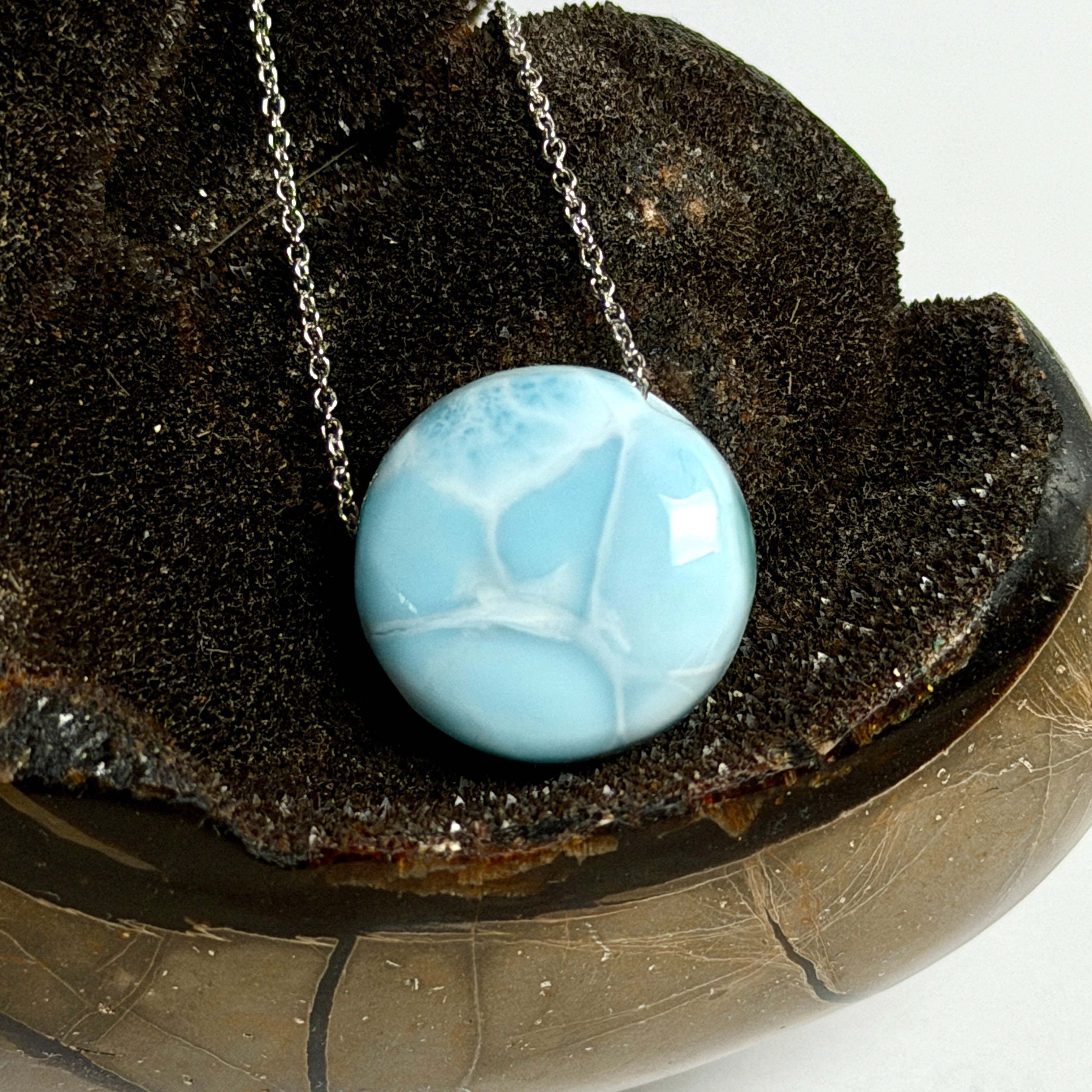 Echte Larimar Kette mit 20 mm rundem Cabochon – Himmelsblau mit weißem Wolkenmuster · 925 Silber Ankerkette platin rhodiniert 45 cm · Ocean Naturschmuck Unikat