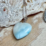Larimar-Herzanhänger in zarten Blau- und Weißtönen, beidseitig poliert, an einer feinen platinrhodinierten 925 Silber Ankerkette mit 1 mm Stärke und 45 cm Länge. Das seltene Larimar-Herz aus der Dominikanischen Republik erinnert optisch an Meer und Himmel .