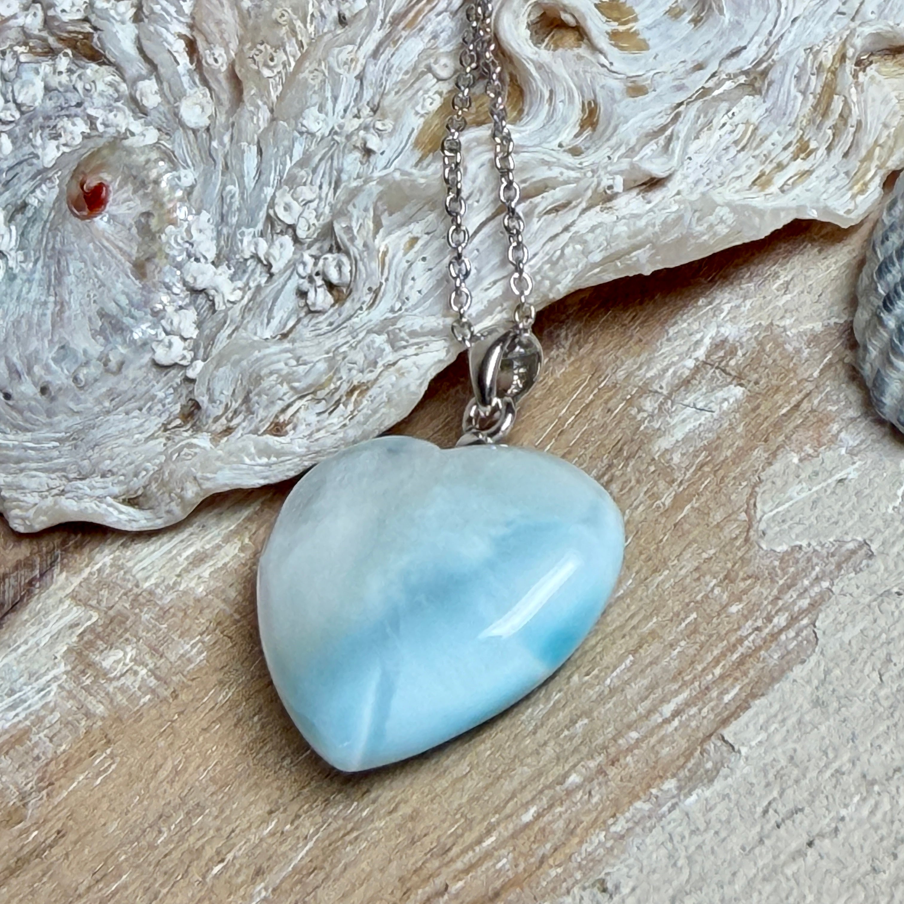 Larimar-Herzanhänger in zarten Blau- und Weißtönen, beidseitig poliert, an einer feinen platinrhodinierten 925 Silber Ankerkette mit 1 mm Stärke und 45 cm Länge. Das seltene Larimar-Herz aus der Dominikanischen Republik erinnert optisch an Meer und Himmel .