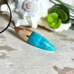 Anhänger aus Eibenholz und Epoxidharz in Blau-Türkis, Weiß und Transparent. Größe ca. 5,8 × 2 cm, Edelstahlöse, Lederkette 45+5 cm. Handgefertigtes Unikat inspiriert vom Ozean.