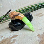 Handgefertigter Unikat-Kettenanhänger aus Eibenholz und Epoxidharz (transparent grün-weiß), hochglanzpoliert, Lederkette mit Edelstahlöse – Schwarzlicht fluoreszierend.