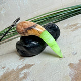 Handgefertigter Unikat-Kettenanhänger aus Eibenholz und Epoxidharz (transparent grün-weiß), hochglanzpoliert, Lederkette mit Edelstahlöse – Schwarzlicht fluoreszierend.