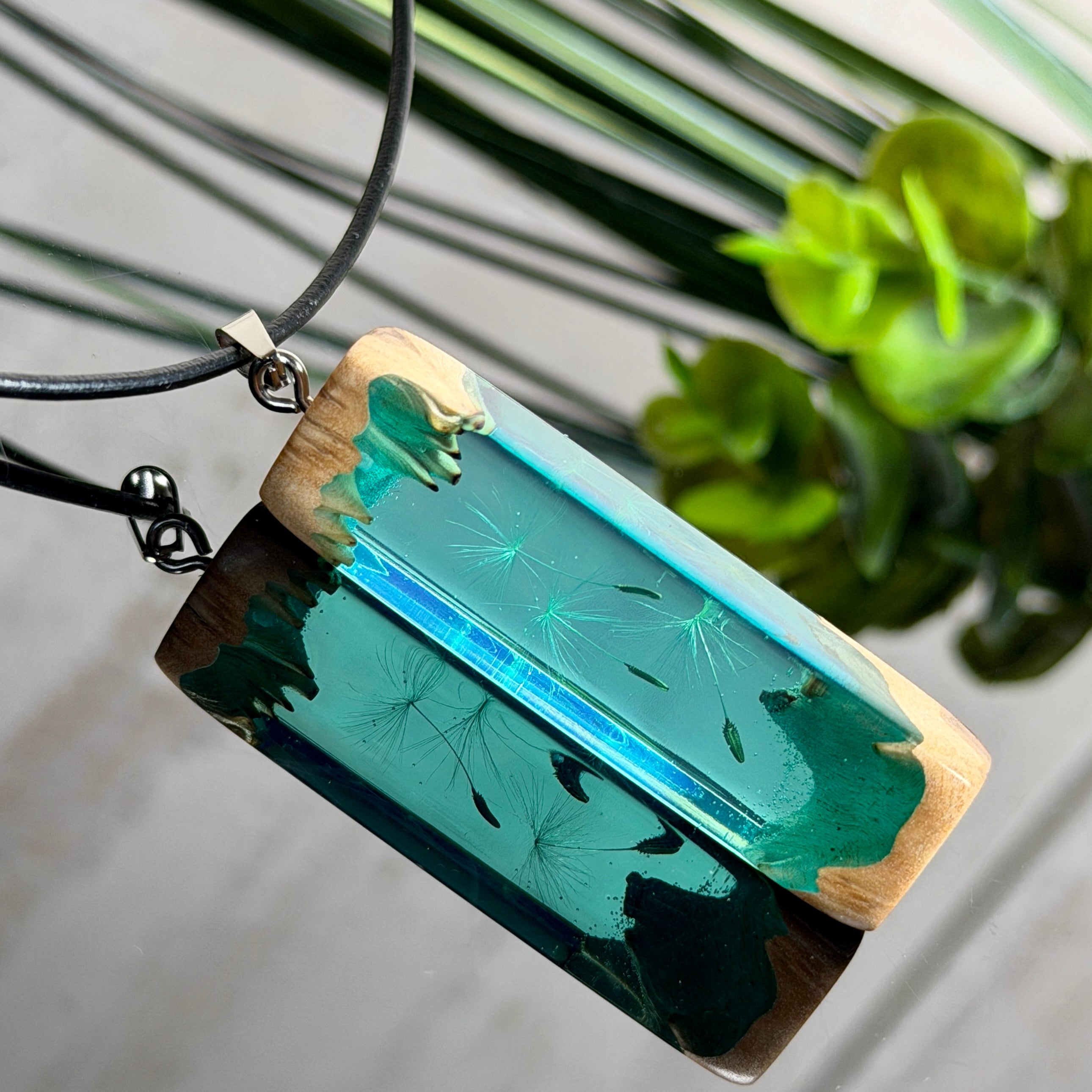 Pusteblumen Halskette aus Maserholz und türkisem Epoxidharz,  echte Löwenzahnsamen schweben im Harz sichtbar,  schwarze Lederkette, handgefertigter Naturschmuck Unisex