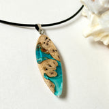 Edelstahl Anhängerschlaufe an schwarzer Lederkette mit Karabiner und Verlängerung. Filigraner Ocean Anhänger inspiriert von Meer und Wellen, natürlicher Unikat Schmuck für Damen und Herren.