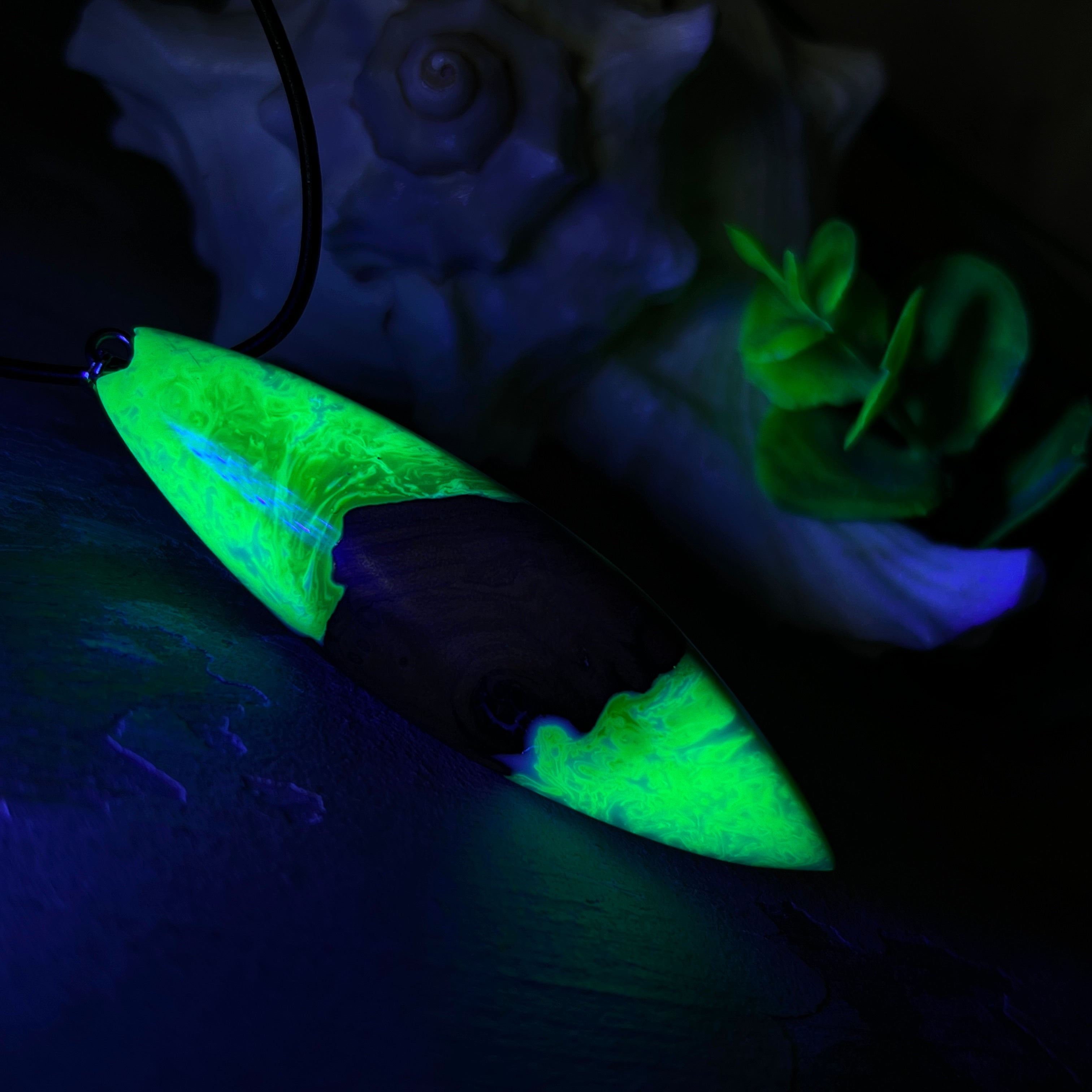 Anhänger aus Nussbaumholz und fluoreszierendem Epoxidharz in Grün-Weiß. Größe ca. 5,8 × 2 cm, Edelstahlöse, Lederkette 45+5 cm. Handgefertigtes Unikat.