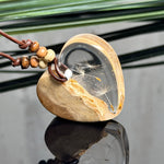 Herzförmige Resin Halskette mit Goldfield-Maserholz mit schwebenden echten Pusteblumen-Samen im glasklaren Harz, braunes Lederband mit Holzperlen, handgefertigter Naturschmuck.