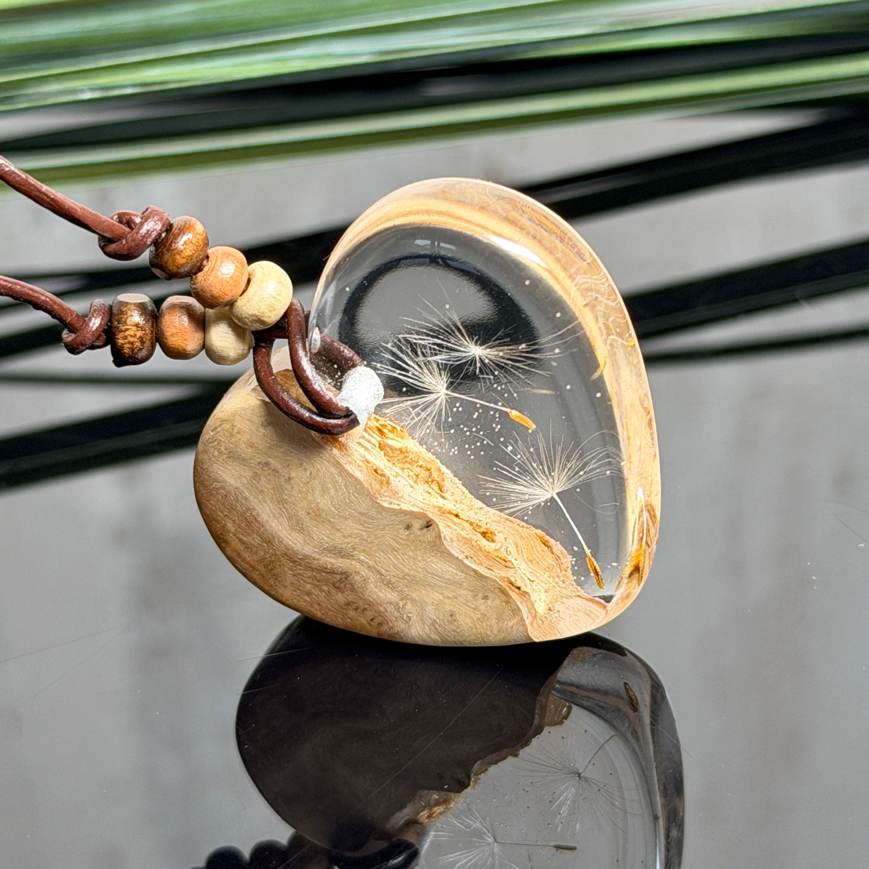 Herzförmige Resin Halskette mit Goldfield-Maserholz mit schwebenden echten Pusteblumen-Samen im glasklaren Harz, braunes Lederband mit Holzperlen, handgefertigter Naturschmuck.