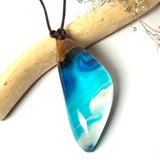 Ovaler Holz-Harz Anhänger Azur – spitz zulaufende Tropfenform aus Maserholz und blau-türkisem Epoxidharz, ca. 5,8 cm, an Lederband