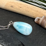 Larimar-Halskette mit blauem Tropfen-Anhänger an feiner 925 Silber Ankerkette, maritimer Naturstein-Schmuck mit weiß-türkiser Marmorierung