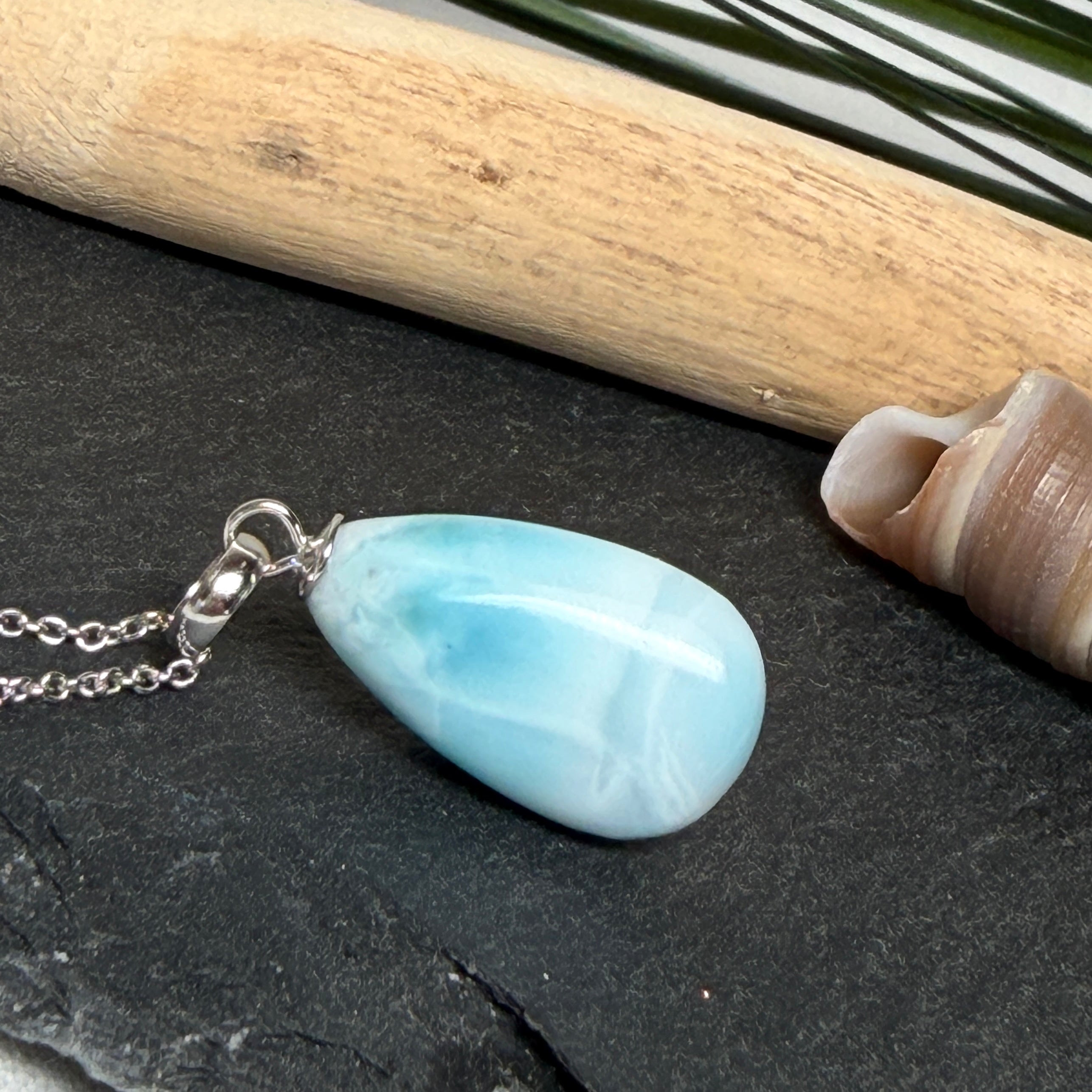 Larimar-Halskette mit blauem Tropfen-Anhänger an feiner 925 Silber Ankerkette, maritimer Naturstein-Schmuck mit weiß-türkiser Marmorierung