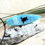 Wellenreiter Surfboard-Necklace – hellblaues Epoxidharz Cabochon mit Schildkröten-Motiv und Wellenoptik, maritimer Unisex-Schmuck