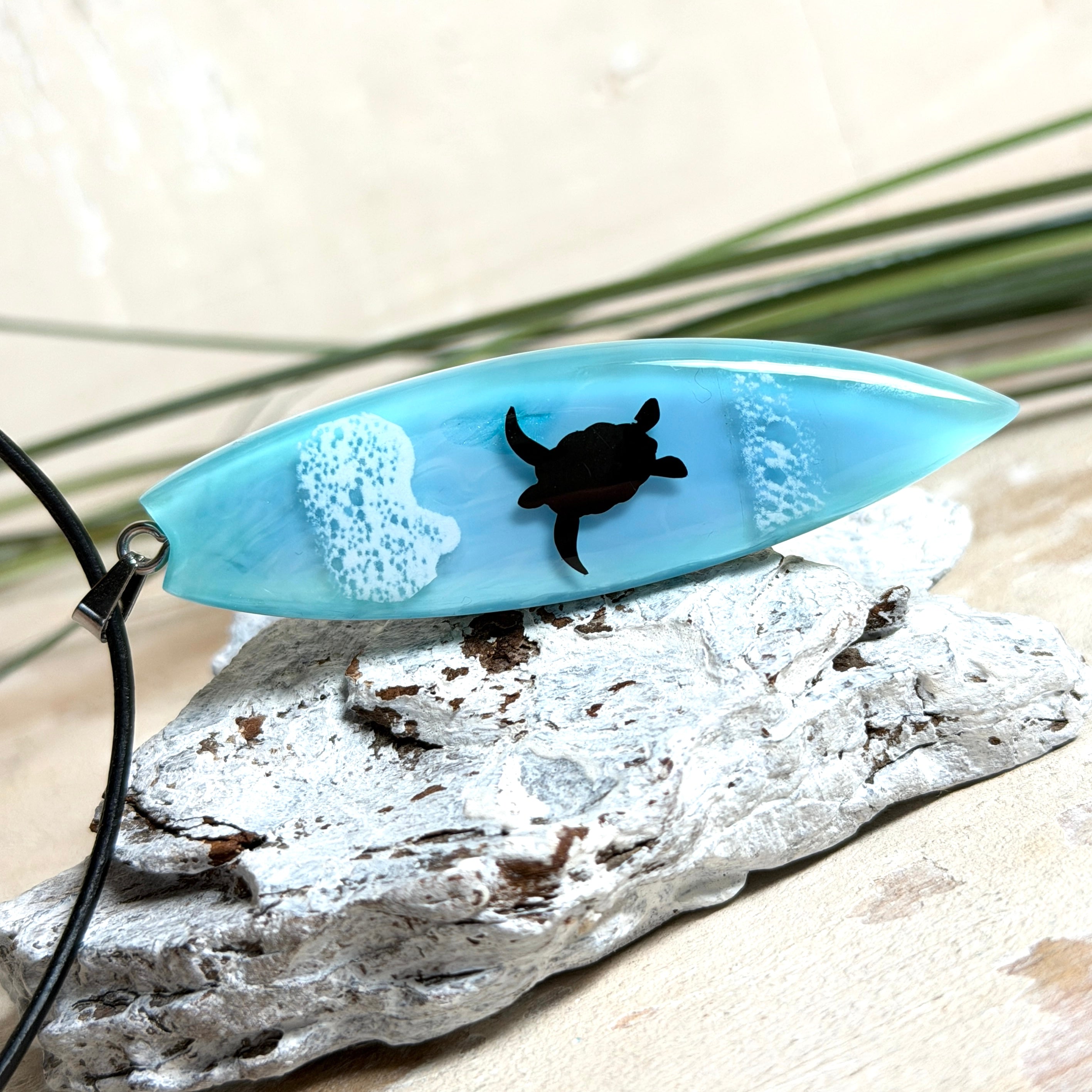 Wellenreiter Surfboard-Necklace – hellblaues Epoxidharz Cabochon mit Schildkröten-Motiv und Wellenoptik, maritimer Unisex-Schmuck