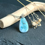 Larimar-Halskette mit blauem Tropfen-Anhänger an feiner 925 Silber Ankerkette, maritimer Naturstein-Schmuck mit weiß-türkiser Marmorierung