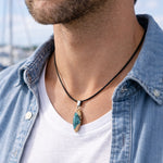 Maserholz und türkisfarbenem Resin mit Edelstahl Anhängerschlaufe an schwarzer Lederkette mit Karabiner und Verlängerung. Filigraner Ocean Anhänger inspiriert von Meer und Wellen, natürlicher Unikat Schmuck für Damen und Herren.