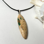 Maserholz und türkisfarbenem Resin mit Edelstahl Anhängerschlaufe an schwarzer Lederkette mit Karabiner und Verlängerung. Filigraner Ocean Anhänger inspiriert von Meer und Wellen, natürlicher Unikat Schmuck für Damen und Herren.