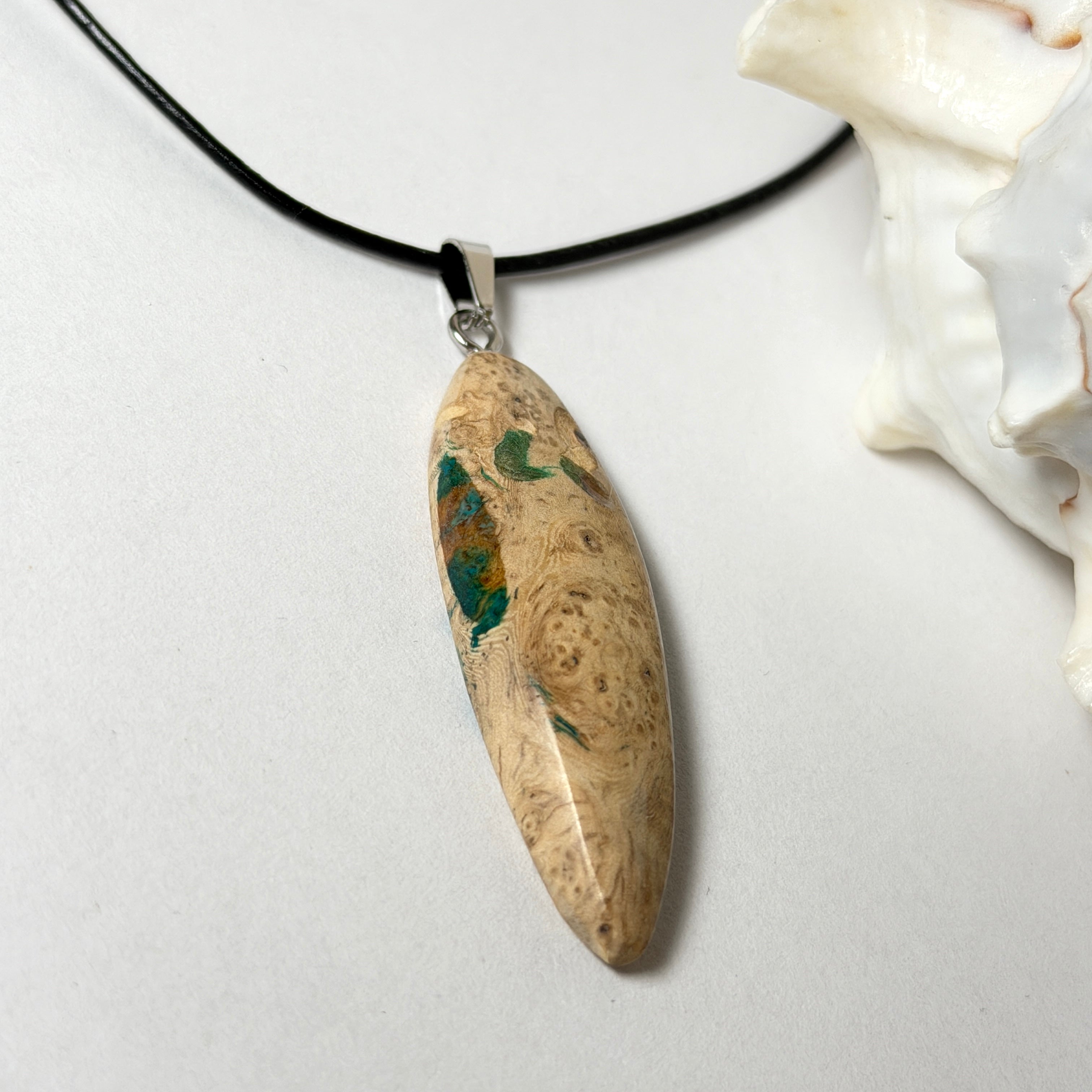 Maserholz und türkisfarbenem Resin mit Edelstahl Anhängerschlaufe an schwarzer Lederkette mit Karabiner und Verlängerung. Filigraner Ocean Anhänger inspiriert von Meer und Wellen, natürlicher Unikat Schmuck für Damen und Herren.