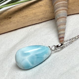 Larimar-Halskette mit blauem Tropfen-Anhänger an feiner 925 Silber Ankerkette, maritimer Naturstein-Schmuck mit weiß-türkiser Marmorierung